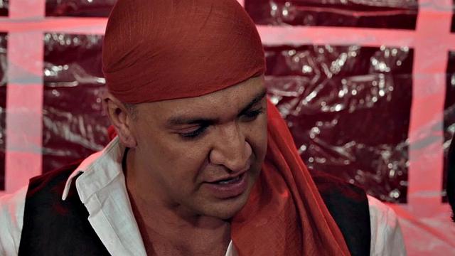 Beauty blowing bisexual before jerking in threesome