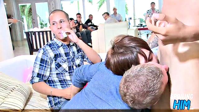 Muscled stripper gets d*cksucked at bachelor party