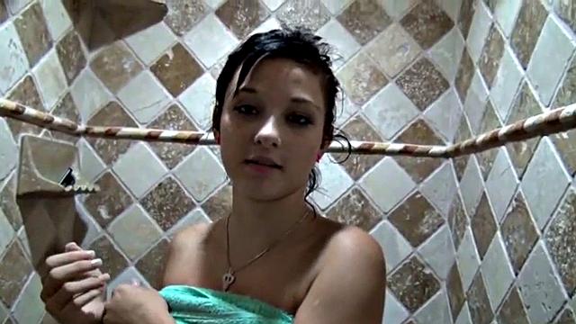 миниатюрная брюнетка трёт гладкую киску в душевой