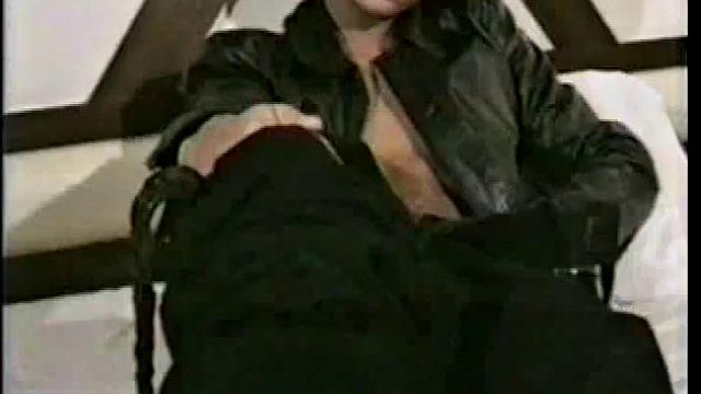 подкачанный парень жестко трахается с азиатом без резинки в миссионере