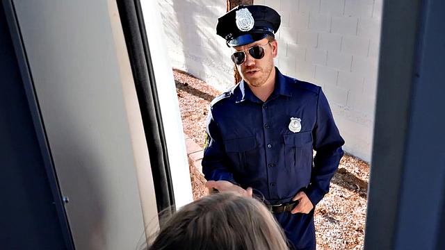 Squirting wild babe loves fucking in 3way outdoors on car