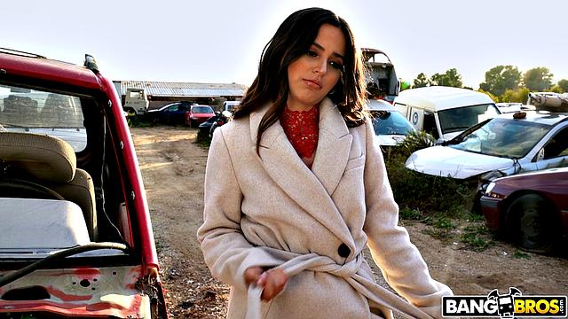 Ariana Van X в красном белье соблазняет Томми прямо на капоте в разгар жары на свалке, страстный секс на публике среди машин.