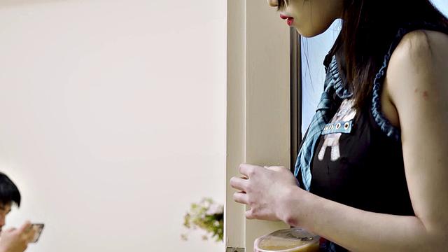 Xiao Ye Ye cheers her classmate on to study harder, with body