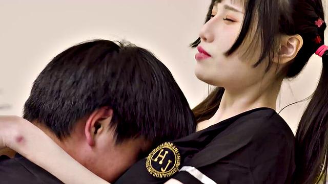 Xiao Ye Ye cheers her classmate on to study harder, with body