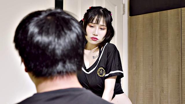 Xiao Ye Ye cheers her classmate on to study harder, with body