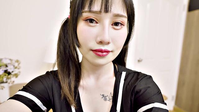 Xiao Ye Ye cheers her classmate on to study harder, with body