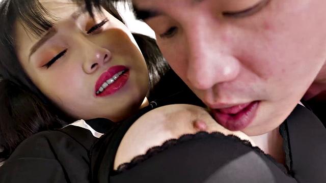 Xiao Ye Ye cheers her classmate on to study harder, with body