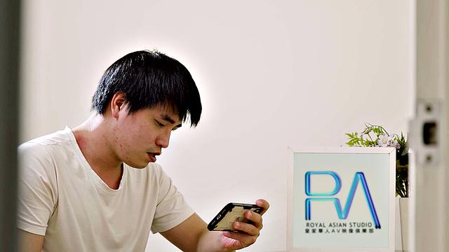 Xiao Ye Ye cheers her classmate on to study harder, with body