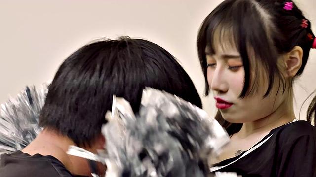 Xiao Ye Ye cheers her classmate on to study harder, with body