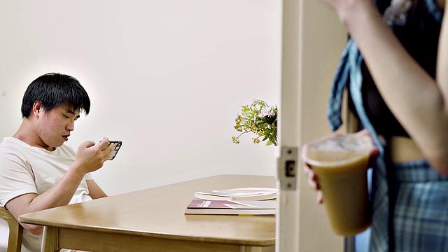 Xiao Ye Ye cheers her classmate on to study harder, with body