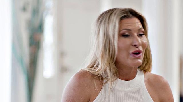 GIRLSWAY - Blonde MILF Ariel X Finds Way To Stay Close With Independent Stepdaughter Gal Ritchie