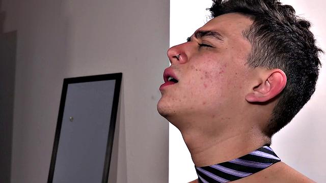 Даниэль жестко прижимает Рика и не дает передохнуть