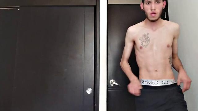 жаркий латинец дрочит свой здоровый член и кончает на себя