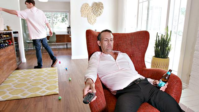 ну что, пасхальный кролик теперь по-взрослому развлекает семью