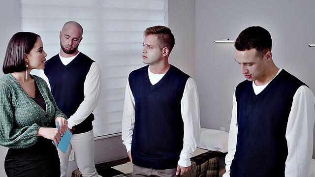 Виктория Джун - главный подарок: раздевает свитер и дрючит всю бригаду