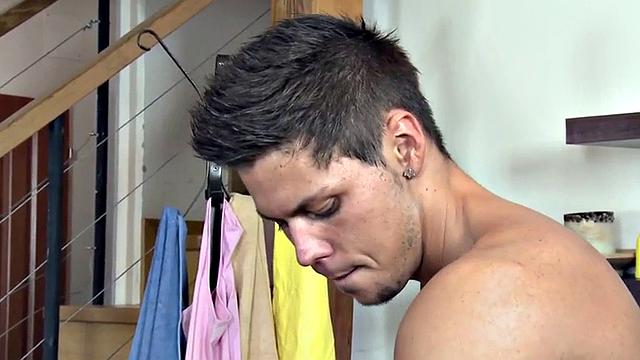 Массаж, масло и ни одного презика: татуированный мачо в деле