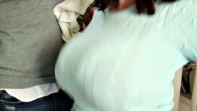 милли маркс трясёт сиськами в обтягивающих свитерах и трахается на лестнице