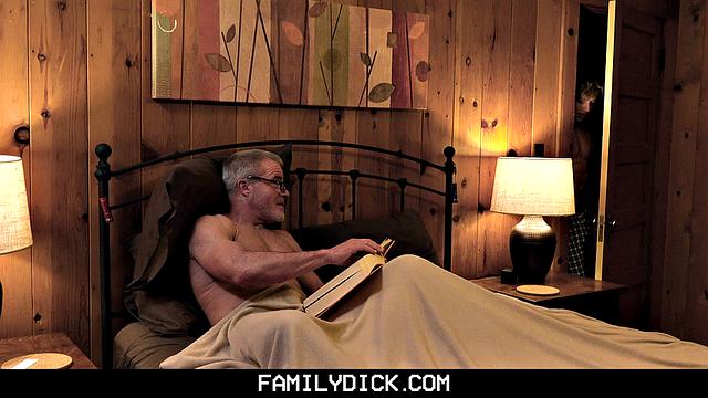 Дед качок угощает горячим молочком в постели