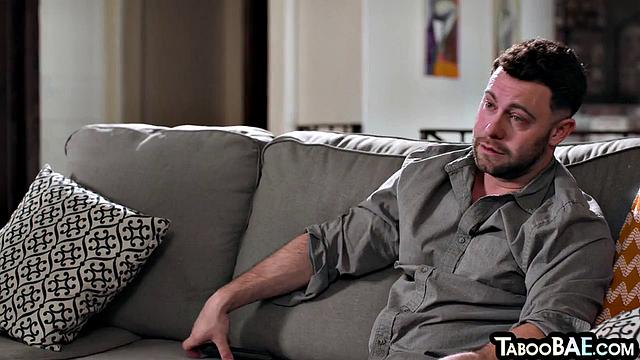 Эбони с большой жопой жестко катается на члене парня в аналке.