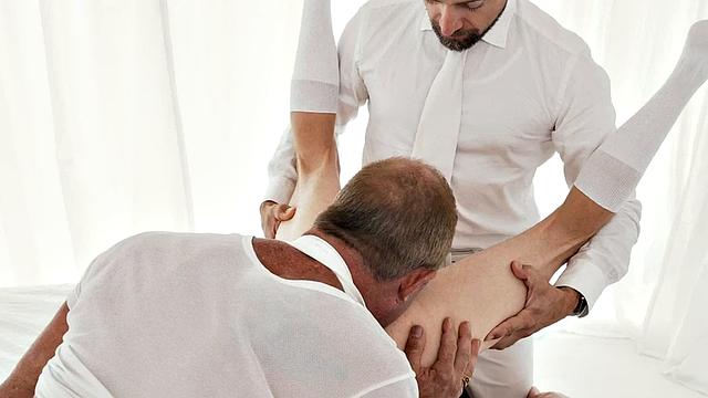 трое мужиков без резины, доминируют и лижут ступни