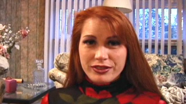 рыжая зрелая связана и мучается воском и игрушками