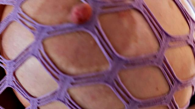 виктория вейл демонстрирует огромные сиськи и присоединяется к тусовке