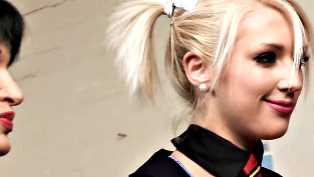 опытная преподавательница в чулках соблазняет коллегу - страстные лесби-игры