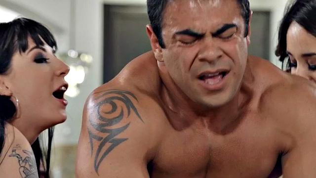 Bisexual tattooed babes facesit and get in 4some