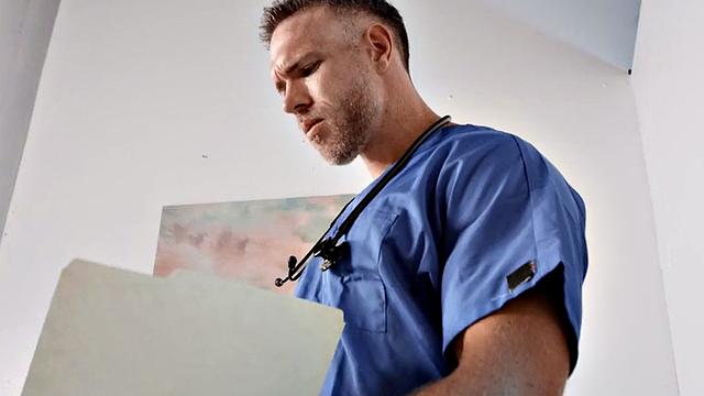 друг трахает друга-гомика в жопу без резинки