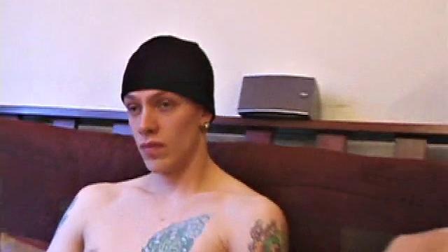 Брок встаёт на колени перед Шейном и принимает каждый сантиметр его члена