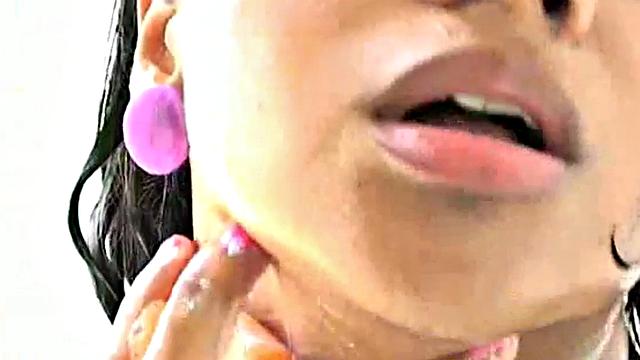 Tobie Teen Fingering in Shower