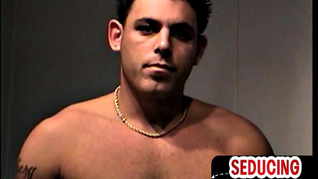 Гей-натурал дрочит на камеру и заливает сперму на животе.