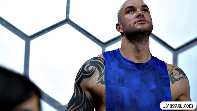 Avery Lust сосет член в спортзале и получает жесткий анальный секс от Cliff Jensen, пока тот не остановится.