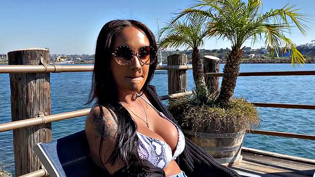 Зои набрала спермы, диван теперь в шоке