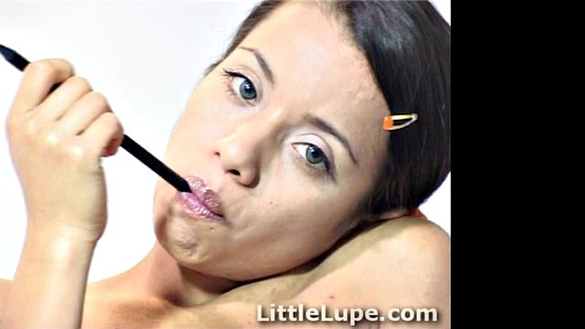 Смотри, как Литтл Лупе раздевается и дрочит себе письку пальцами