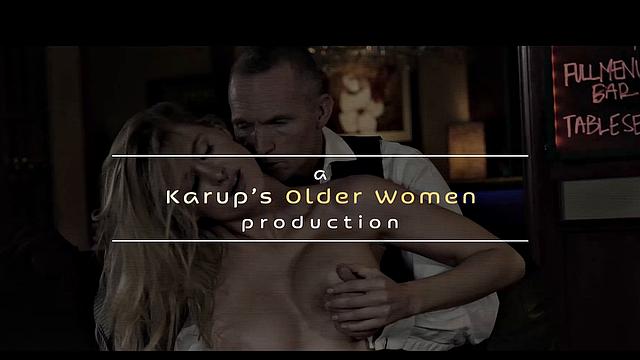 Mature Cindy Gold Pussy Play