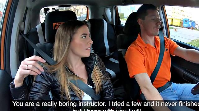 стройная ученица трахает инструктора прямо на водительском сиденье
