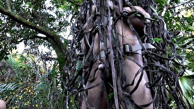 мускулистый матрос отдается в лесу, пока из кустов пялится ценитель