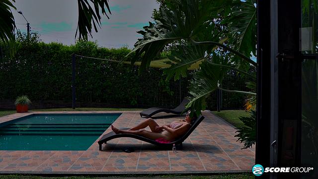 Lexa Raider натирает маслом грудь и дрочит на улице