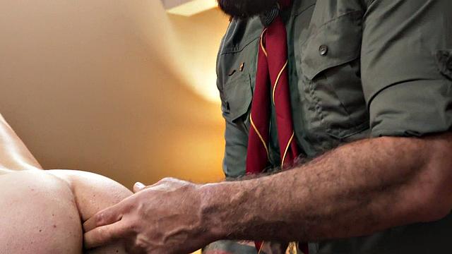 новый сотрудник в форме словил палец от гей-дедушки прямо в офисе, вот это корпоратив