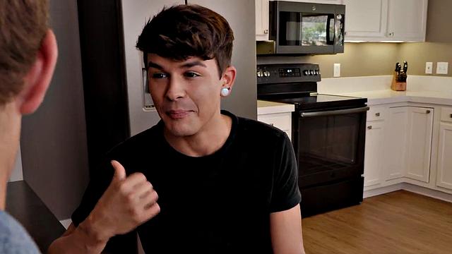 жаркий твинг трахает своего ботаника по полной