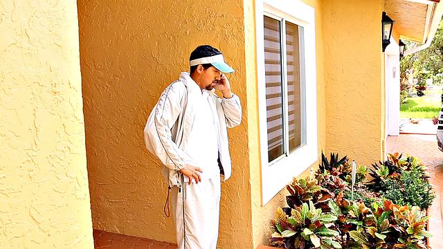 миниатюрная брюнетка трахается у бассейна и получает сперму на лицо