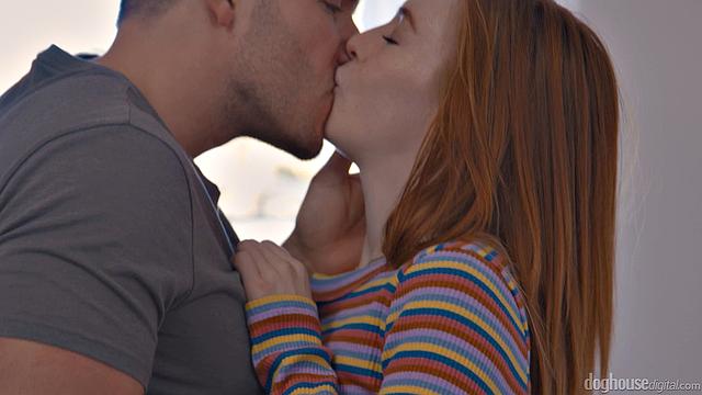 Мади Коллинз сквиртит на член Кодея Стила и стонет от кайфа в спальне.