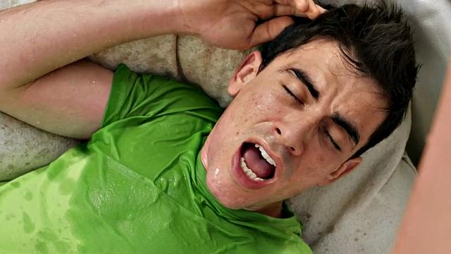 Squirting lady drilled in missionary in wet pussy