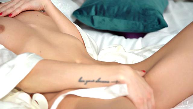 Блондинка и брюнетка доводят друг друга до экстаза языком и игрушками