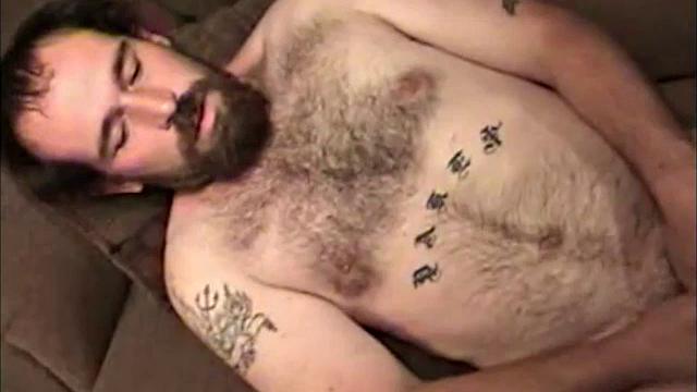 Сэм дрочит и кончает на камеру