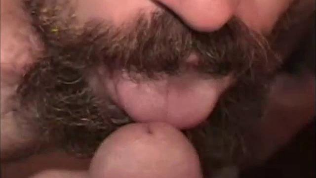 Сэм дрочит и кончает на камеру