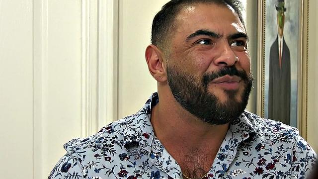 Бисексуальная пара трахает миниатюрную шлюху втроём