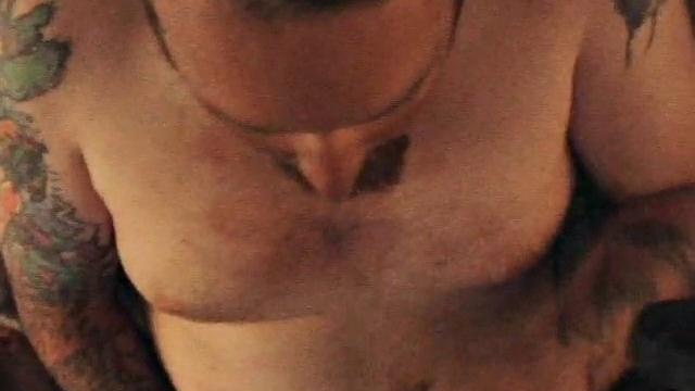 Шалунья не затыкается - болтает и кайфует от игрушки в писю