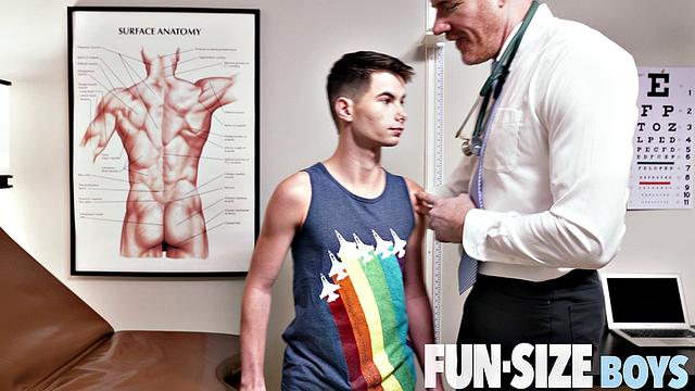 доктор раздвигает жопу и трахается без резинки